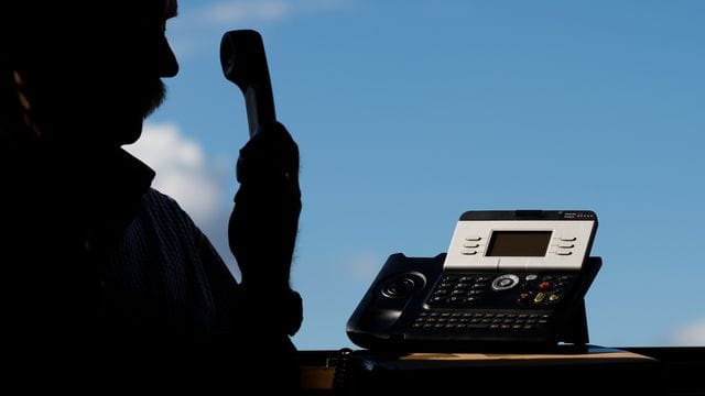 Beim "Spoofing" versuchen Angreifer, die eigene Identität zu verschleiern und sich als vertrauenswürdig darzustellen. Beim "Spoofing" versuchen Angreifer, die eigene Identität zu verschleiern und sich als vertrauenswürdig darzustellen.