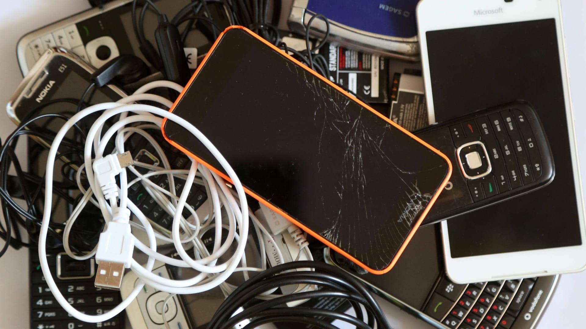 Smartphones und Co: In Haushalten in Deutschland befinden sich meist mehrere Handys in Schubladen. Smartphones und Co: In Haushalten in Deutschland befinden sich meist mehrere Handys in Schubladen.