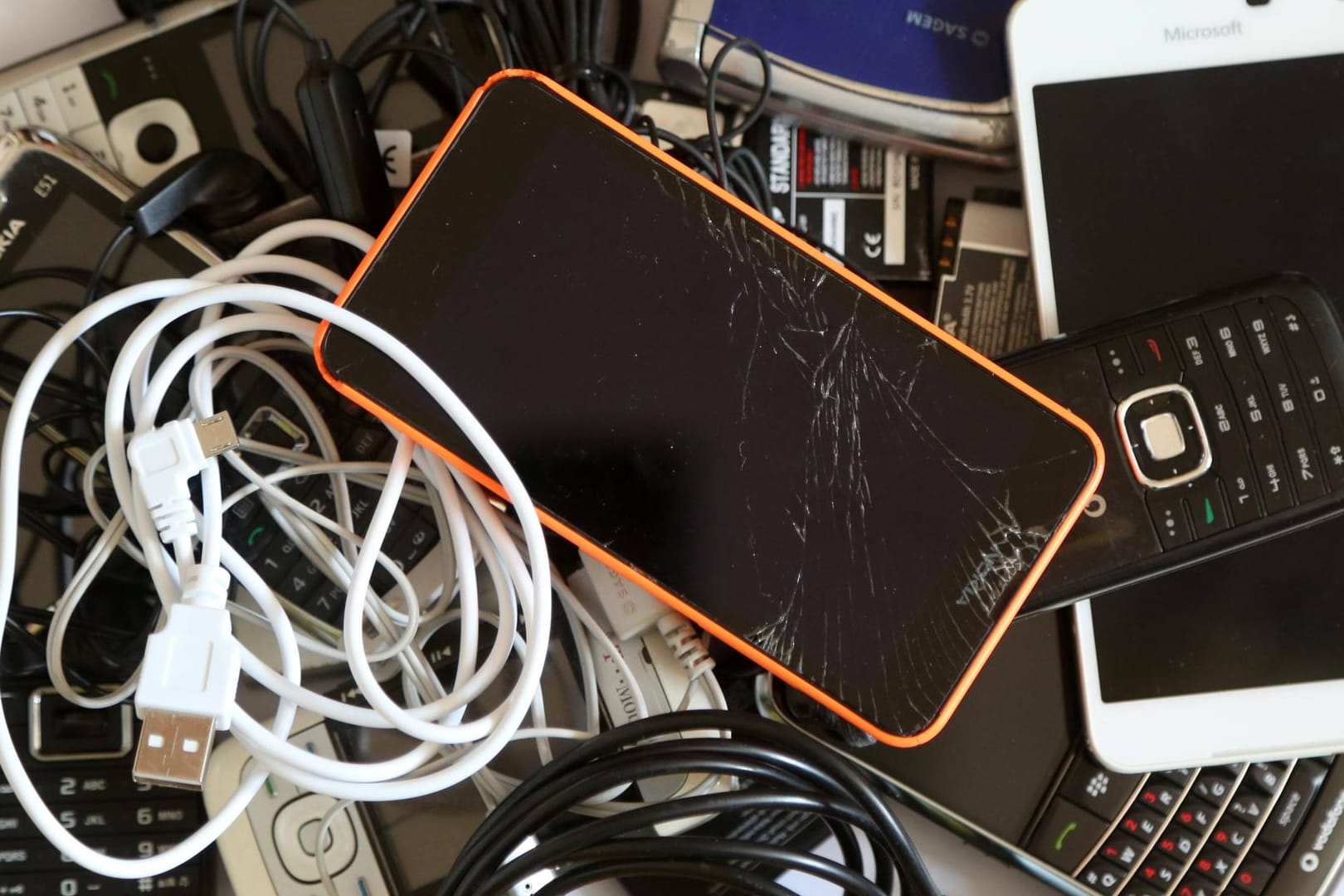 Smartphones und Co: In Haushalten in Deutschland befinden sich meist mehrere Handys in Schubladen.