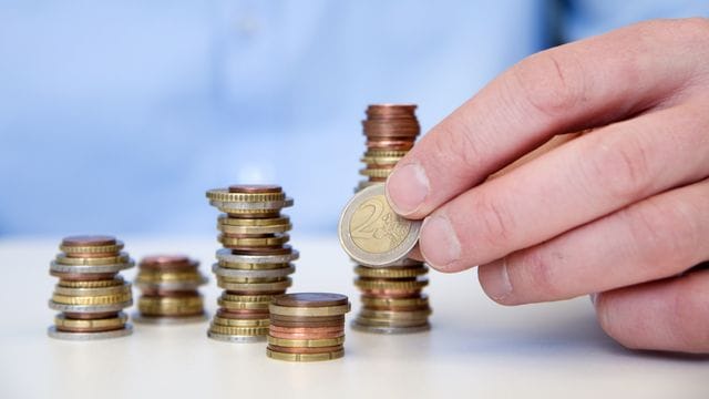 Die Pfändungsbeträge werden angepasst - für Betroffene bedeutet das etwas mehr Geld.