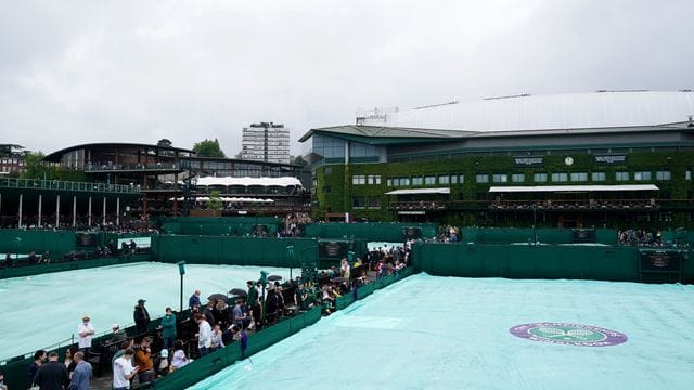 Die Tennisplätze des "All England Lawn Tennis and Croquet Club" sind mit Regenplanen abgedeckt. Die Tennisplätze des "All England Lawn Tennis and Croquet Club" sind mit Regenplanen abgedeckt.