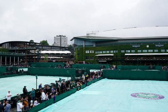 Die Tennisplätze des "All England Lawn Tennis and Croquet Club" sind mit Regenplanen abgedeckt.