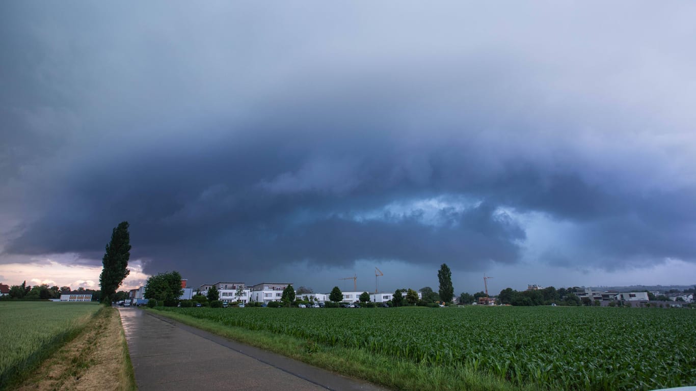 Gewitterhimmel über Kirchheim unter Teck (Archivbild): In Baden-Württemberg soll es am Montagabend zu starken Gewittern und Unwettern kommen.