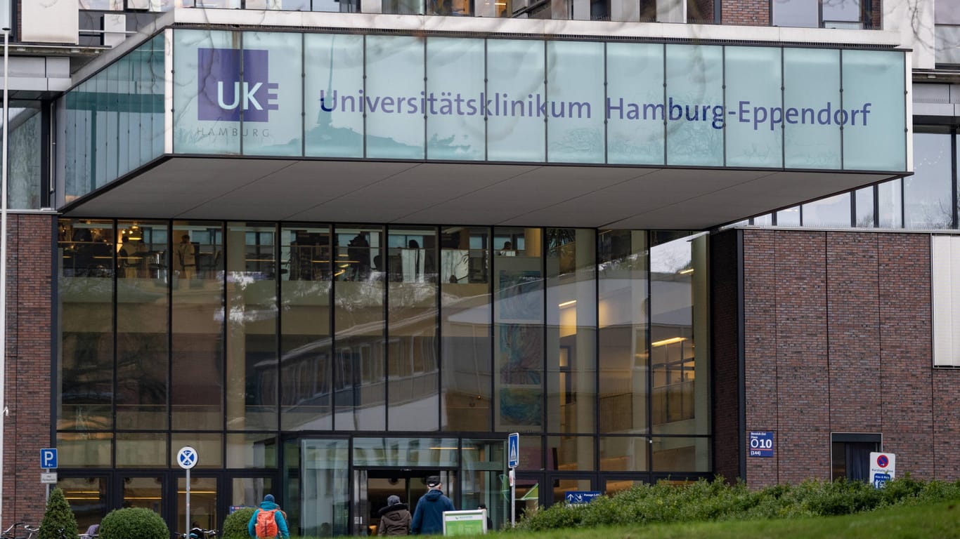 Universitätsklinikum Hamburg-Eppendorf (Archivbild): Das Klinikum selbst äußert sich nicht zu dem laufenden Verfahren.