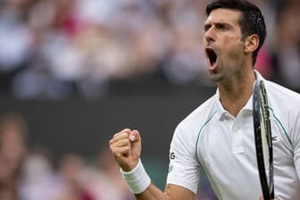 Hat sein Auftaktspiel gegen den Briten Jack Draper gewonnen: Novak Djokovic jubelt.
