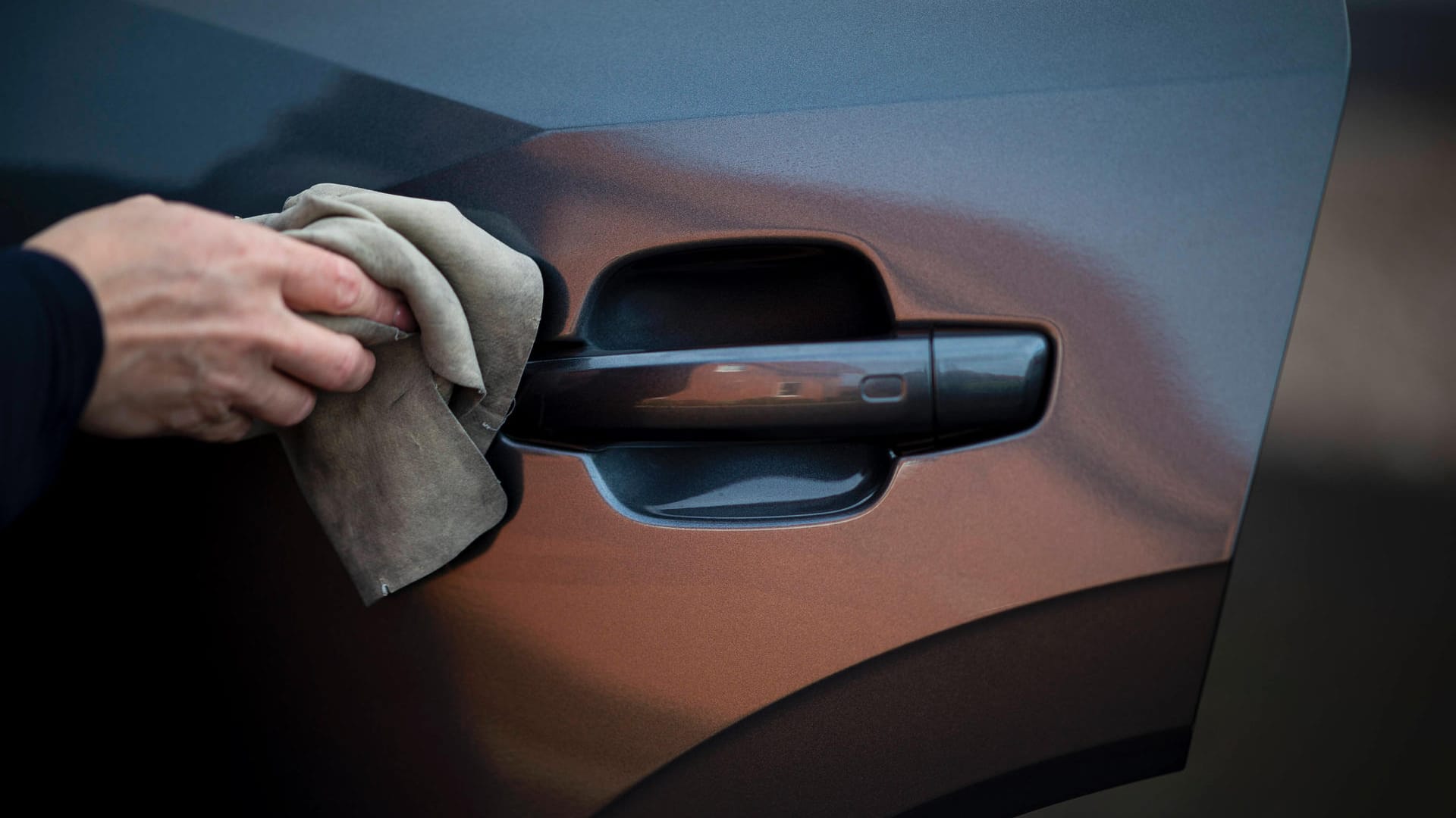 Schnell wegwischen: Reste von Sonnencreme sollten Autofahrer umgehend vom Lack entfernen. Schnell wegwischen: Reste von Sonnencreme sollten Autofahrer umgehend vom Lack entfernen.