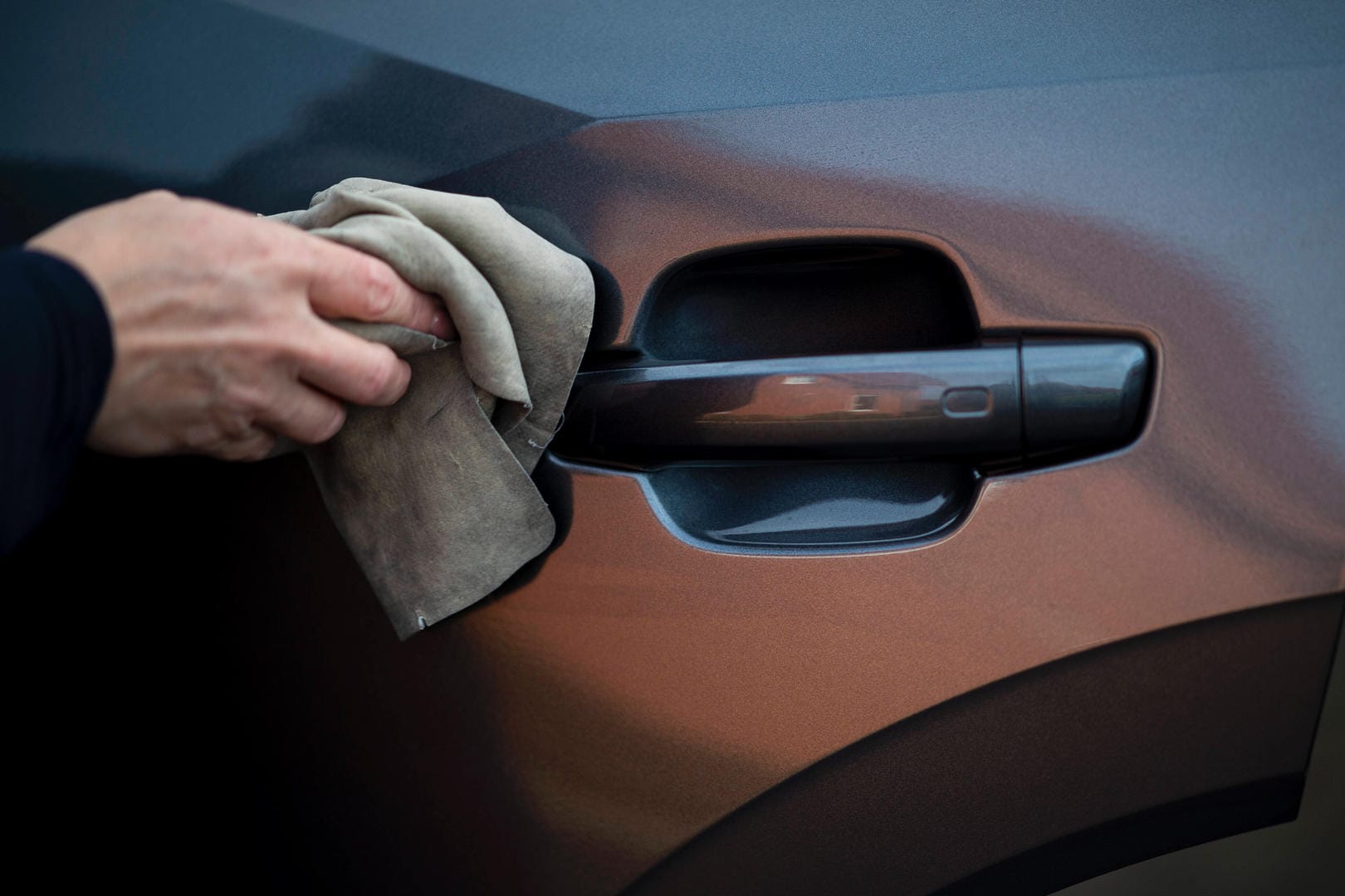 Schnell wegwischen: Reste von Sonnencreme sollten Autofahrer umgehend vom Lack entfernen.