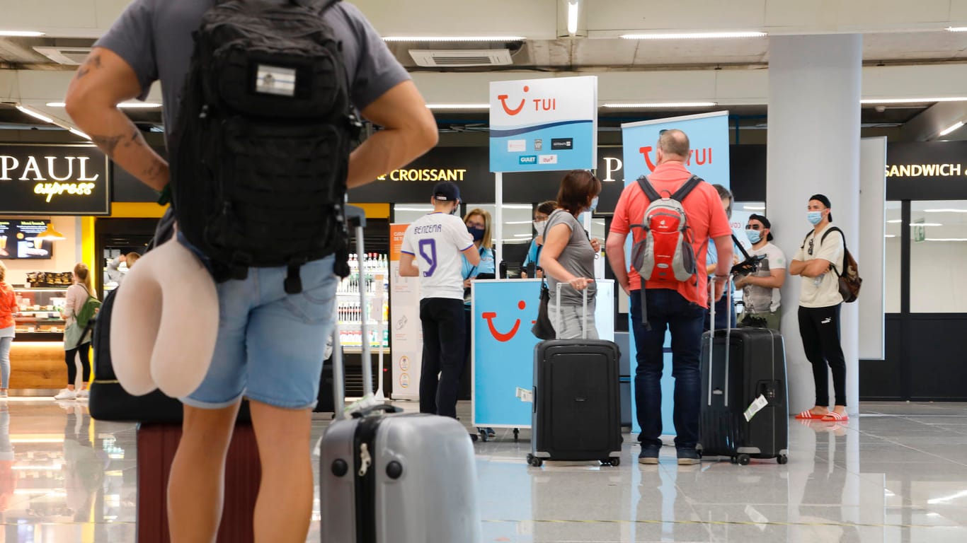 Urlauber auf dem Flughafen von Mallorca: Reiserückkehrer nach Deutschland müssen vorerst wohl nicht mit schärferen Bestimmungen rechnen.