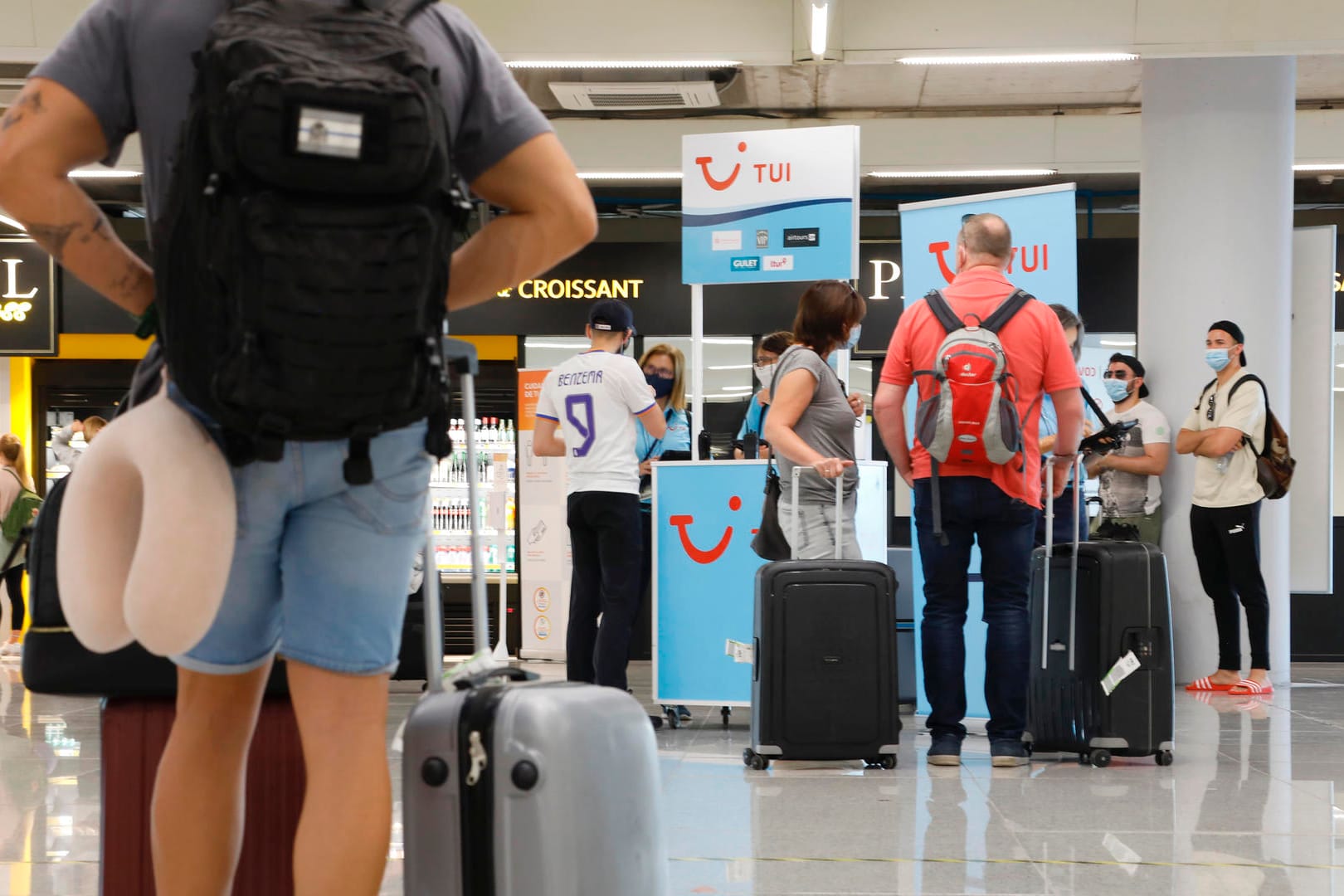 Urlauber auf dem Flughafen von Mallorca: Reiserückkehrer nach Deutschland müssen vorerst wohl nicht mit schärferen Bestimmungen rechnen.