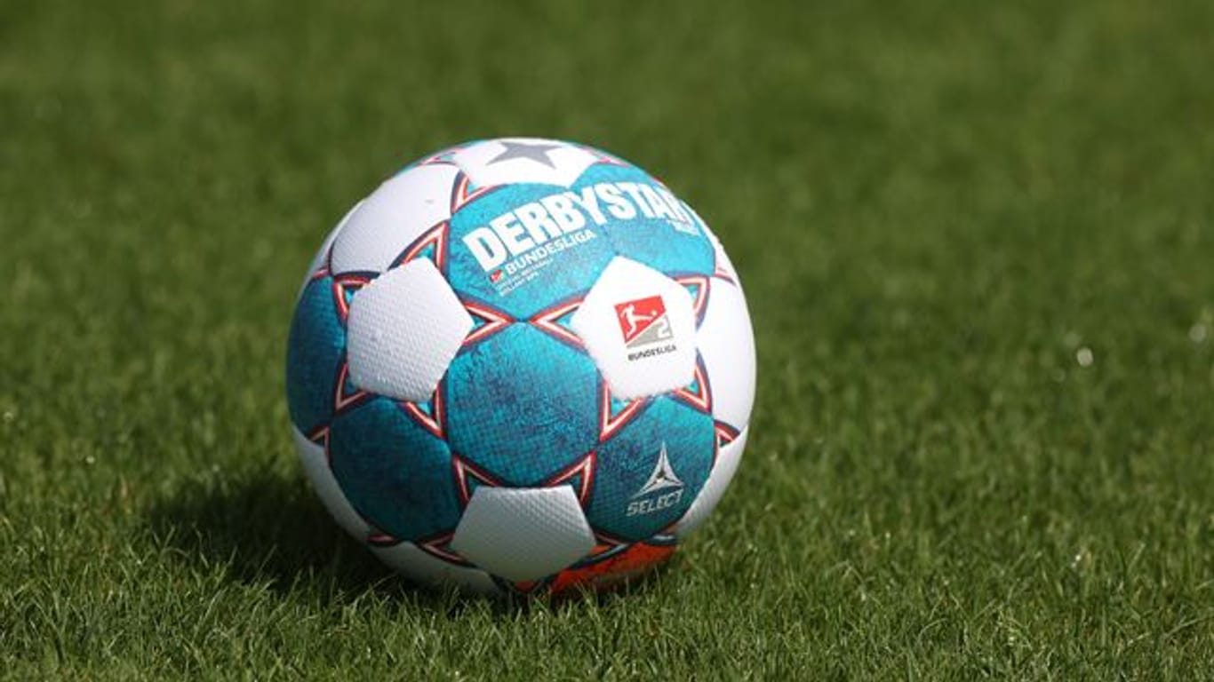 Der Spielball der 2. Bundesliga liegt auf dem Rasen