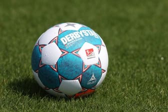 Der Spielball der 2. Bundesliga liegt auf dem Rasen