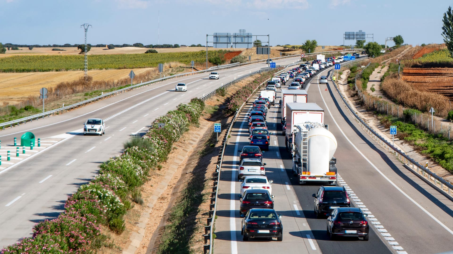 Verkehr: Langsam füllen sich auch die Autobahnen wieder.