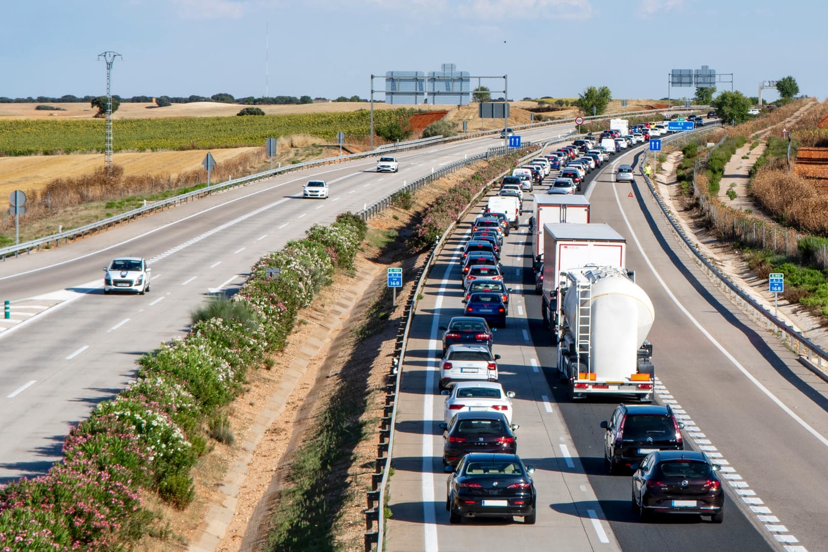 Verkehr: Langsam füllen sich auch die Autobahnen wieder.