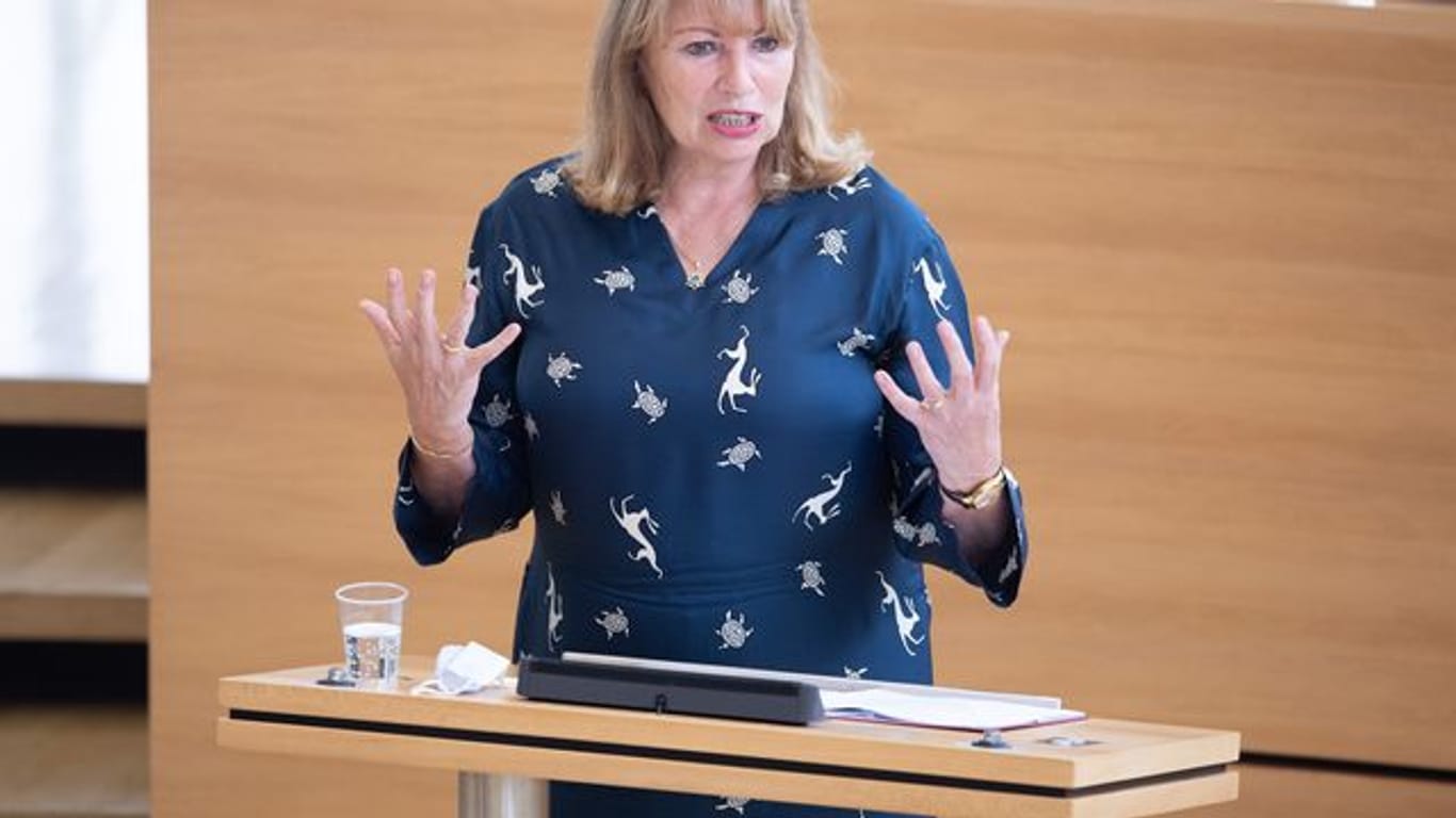 Petra Köpping (SPD) spricht im Landtag