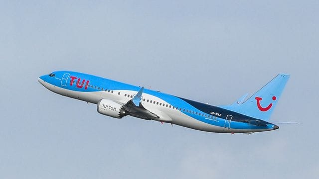 Ein Flugzeug von Tuifly startet an einem Flughafen