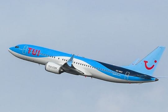 Ein Flugzeug von Tuifly startet an einem Flughafen