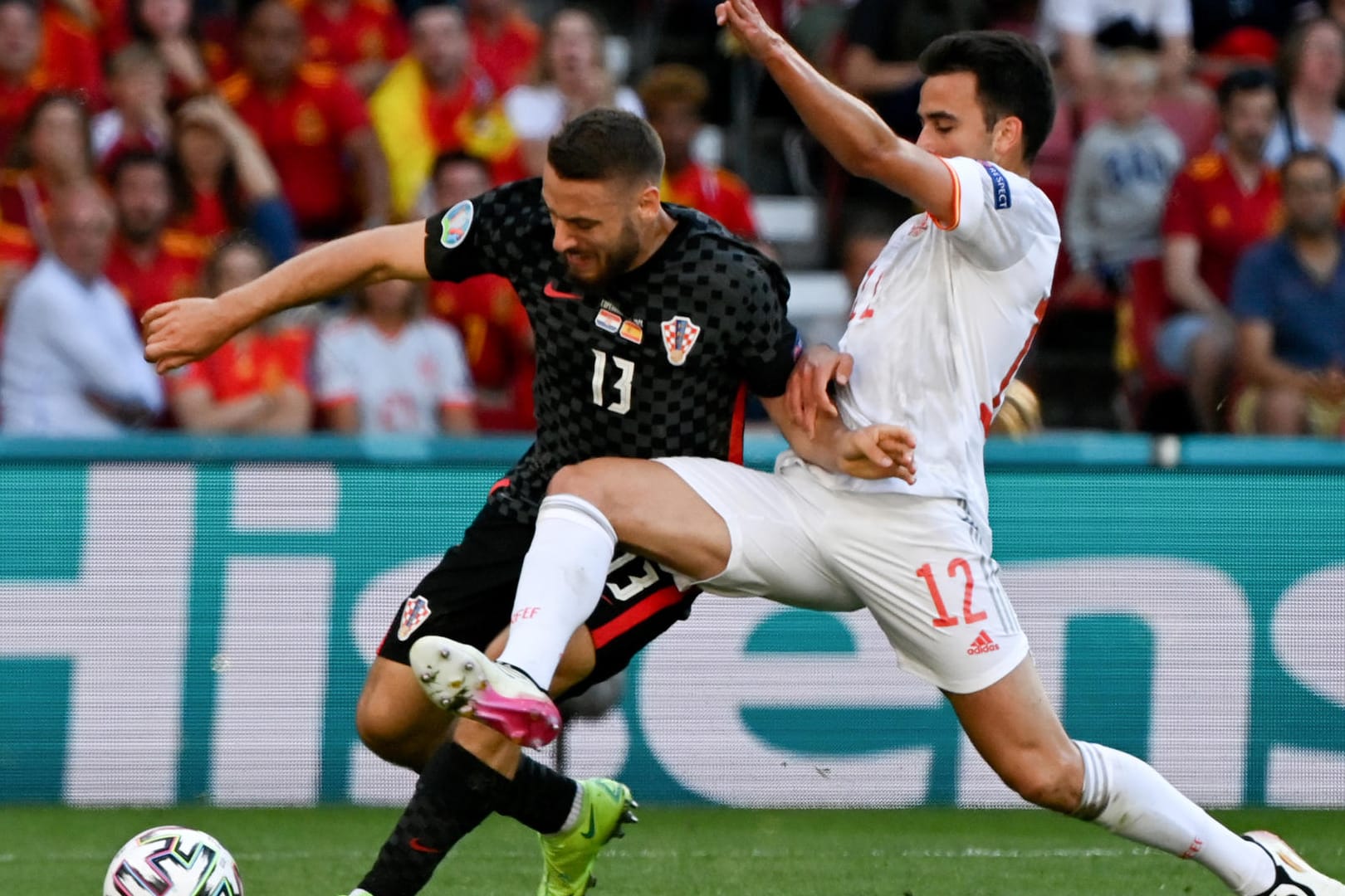vertretend für eine intensive Partie: Spaniens Eric Garcia (r.) und Kroatiens Nikola Vlasic kämpfen um den Ball.