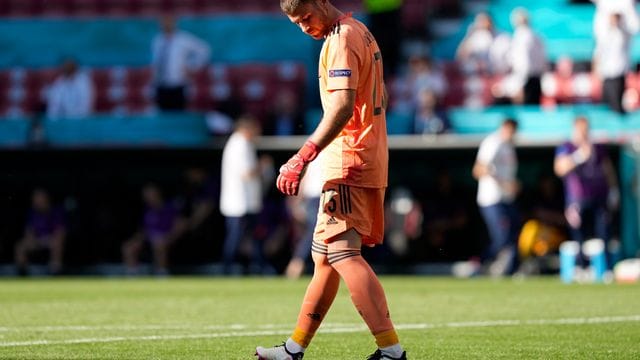 Dem spanischen Torwart Unai Simon unterlief ein folgenschweres Missgeschick. Dem spanischen Torwart Unai Simon unterlief ein folgenschweres Missgeschick.