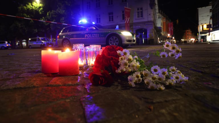 Kerzen und Blumen nach dem Messerangriff in der Würzburger Innenstadt: Der Verdächtige sitzt in Untersuchungshaft.