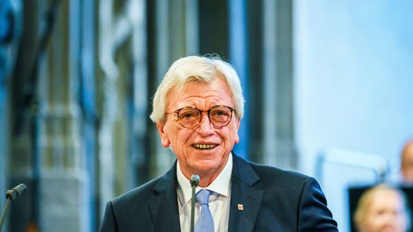 Volker Bouffier (CDU) hält eine Rede
