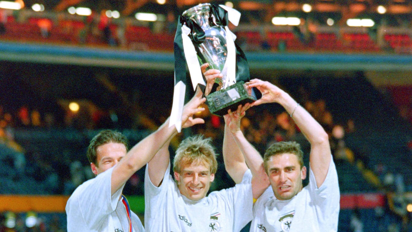 Sie stemmen den EM-Pokal in die Luft: Bobic, Klinsmann und Kuntz (v.l.).