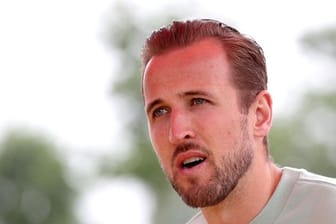 Englands Kapitän Harry Kane will beim Klassiker gegen Deutschland ebenso wie Manuel Neuer eine Regenbogen-Armbinde tragen.