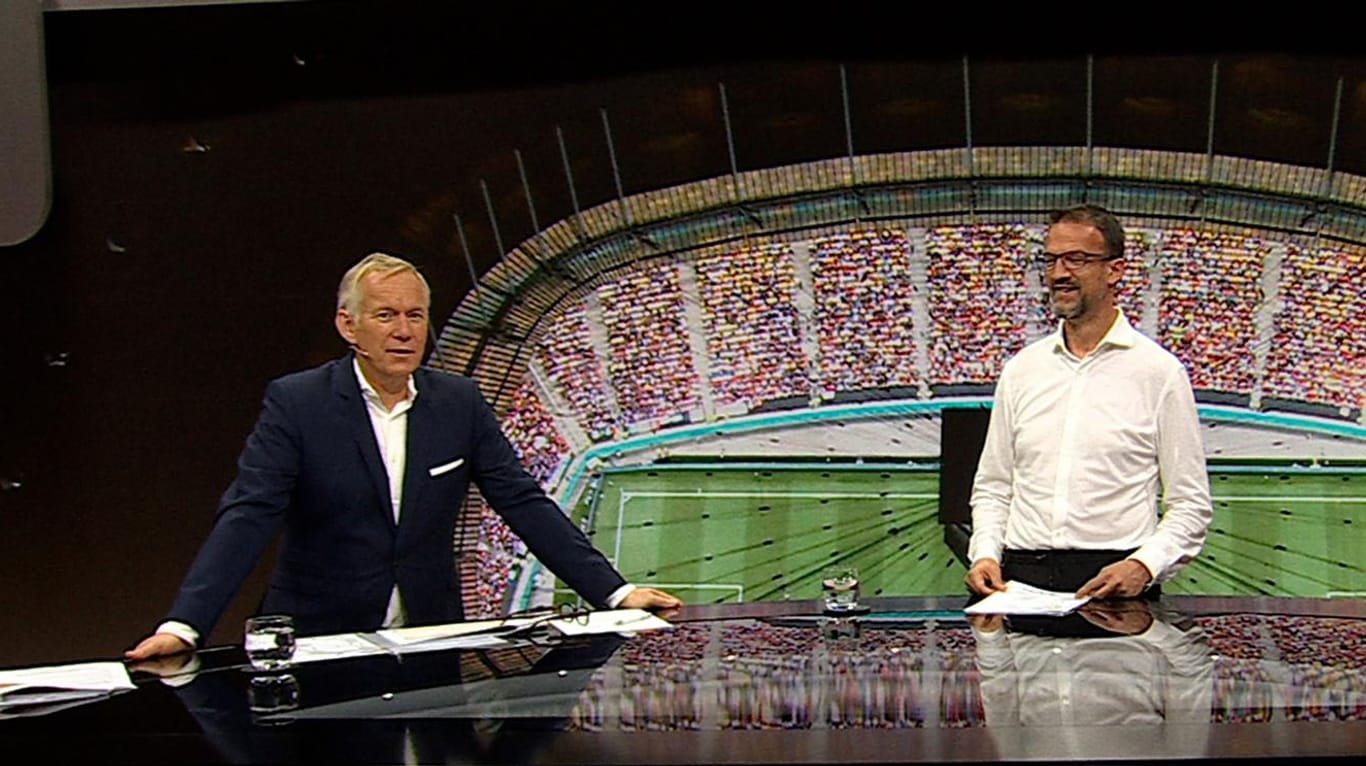 EM-Einsatz bei Magenta TV beim Spiel Frankreich gegen die Schweiz: Experte Fredi Bobic (r.) und Moderator Johannes B. Kerner.