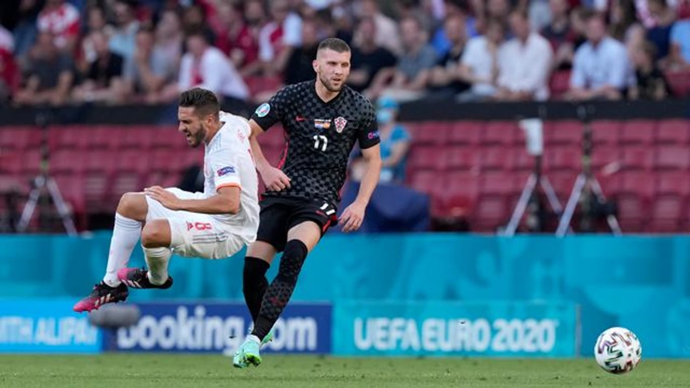 Kroatiens Ante Rebic (r) im Zweikampf mit Spaniens Koke während des Spiels.