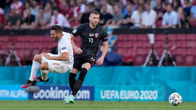 Kroatiens Ante Rebic (r) im Zweikampf mit Spaniens Koke während des Spiels. Kroatiens Ante Rebic (r) im Zweikampf mit Spaniens Koke während des Spiels.