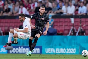 Kroatiens Ante Rebic (r) im Zweikampf mit Spaniens Koke während des Spiels.