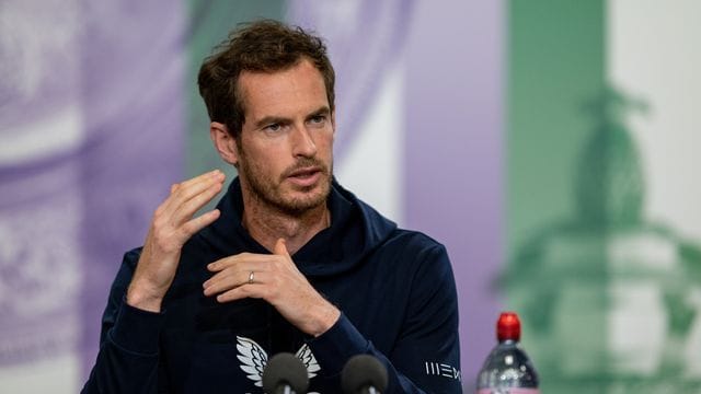 Hat sein Erstrundenmatch in Wimbledon gewonnen: Andy Murray bei einer Pressekonferenz im "All England Lawn Tennis and Croquet Club". Hat sein Erstrundenmatch in Wimbledon gewonnen: Andy Murray bei einer Pressekonferenz im "All England Lawn Tennis and Croquet Club".