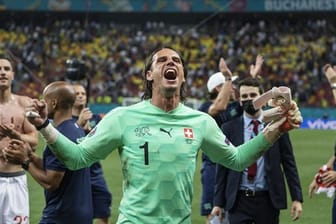 Der Schweizer Torwart Yann Sommer jubelt nachdem er den entscheidenden Schuss im Elfmeterschießen gehalten hat.