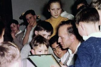 Paul Schäfer (M) mit Kindern.