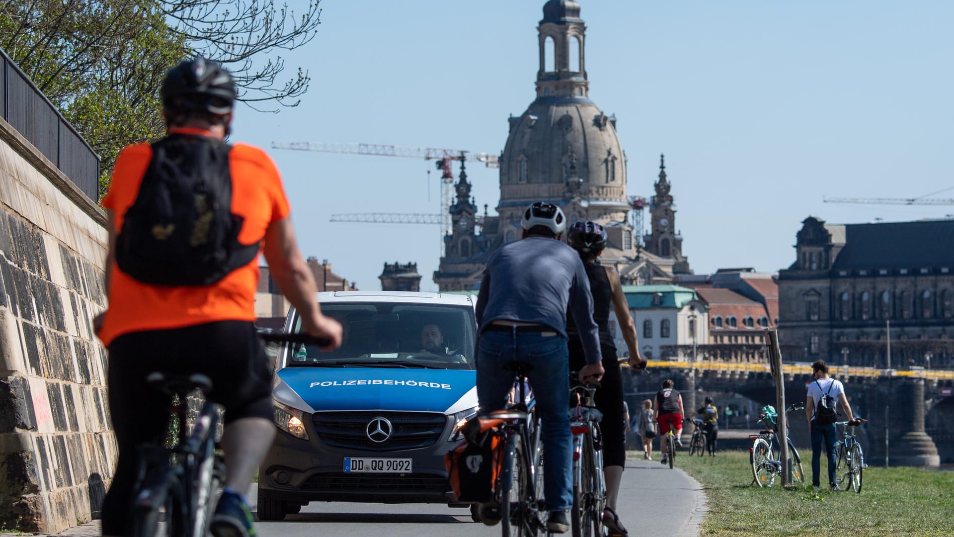 Ein Polizeiauto fährt auf dem Elberadweg in Dresden Patrouille: Das RKI meldet 404 neue Coronavirus-Fälle in Deutschland.