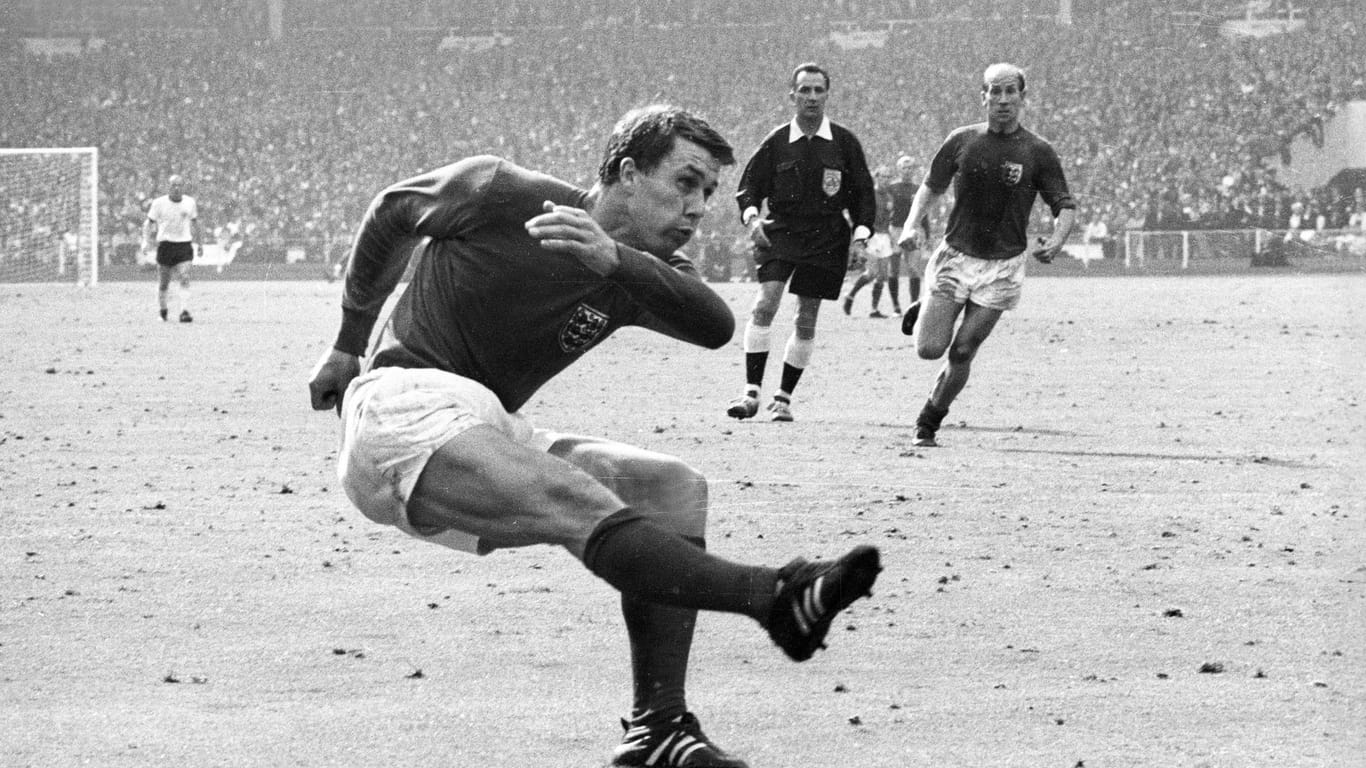 WM-Finale 1966: Geoffrey Hurst schießt das Siegtor zum 4:2 gegen Deutschland.