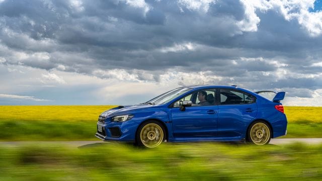 Gewitter im Anmarsch? Nicht unbedingt, das Grollen könnte auch vom kernigen Sound des Imprezas kommen. Gewitter im Anmarsch? Nicht unbedingt, das Grollen könnte auch vom kernigen Sound des Imprezas kommen.