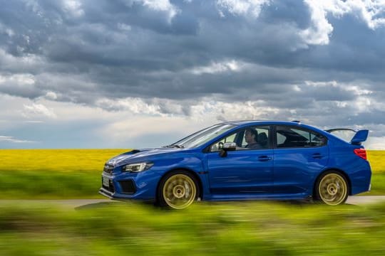 Gewitter im Anmarsch? Nicht unbedingt, das Grollen könnte auch vom kernigen Sound des Imprezas kommen.