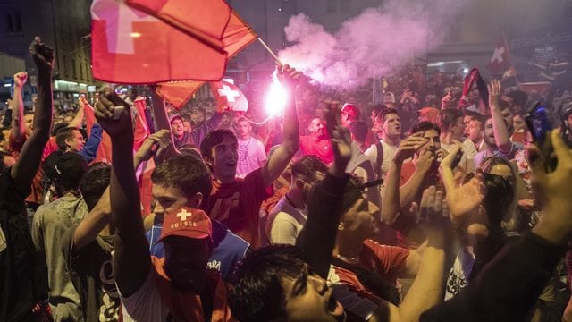 Schweizer Fans feiern in der Züricher Innenstadt.