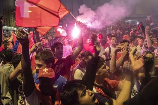 Schweizer Fans feiern in der Züricher Innenstadt.