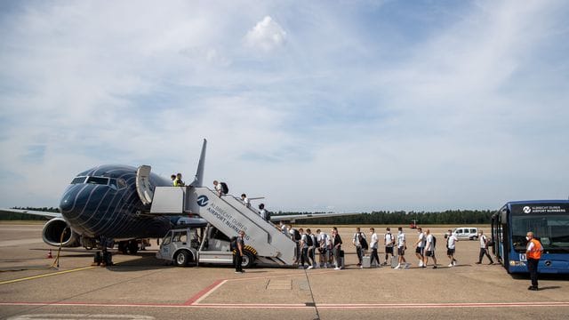 Abflug der deutschen Nationalmannschaft nach London.
