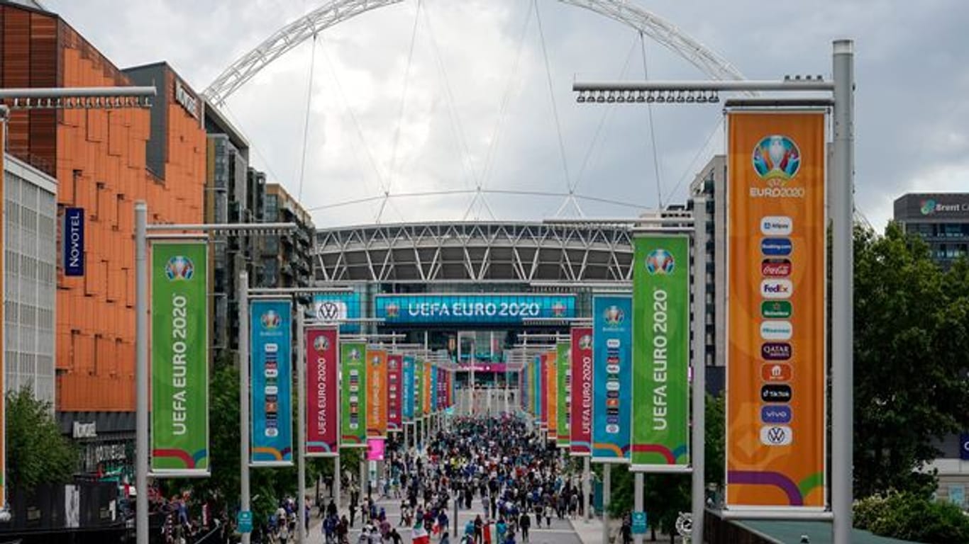 Zuschauer strömen in London ins Wembley Stadion.