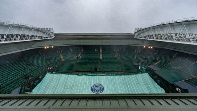 Ist das Wetter zu schlecht, kann das Dach des Centre Court geschlossen werden. Ist das Wetter zu schlecht, kann das Dach des Centre Court geschlossen werden.