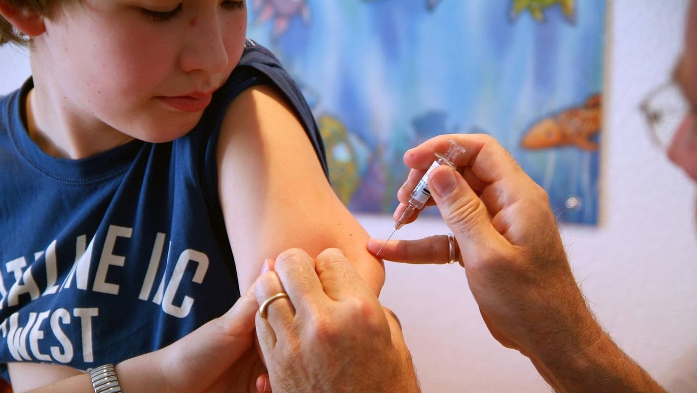 Impfung bei einem Jungen: Die Stiko empfiehlt die Corona-Impfung für 12- bis 17-Jährige mit Vorerkrankungen.
