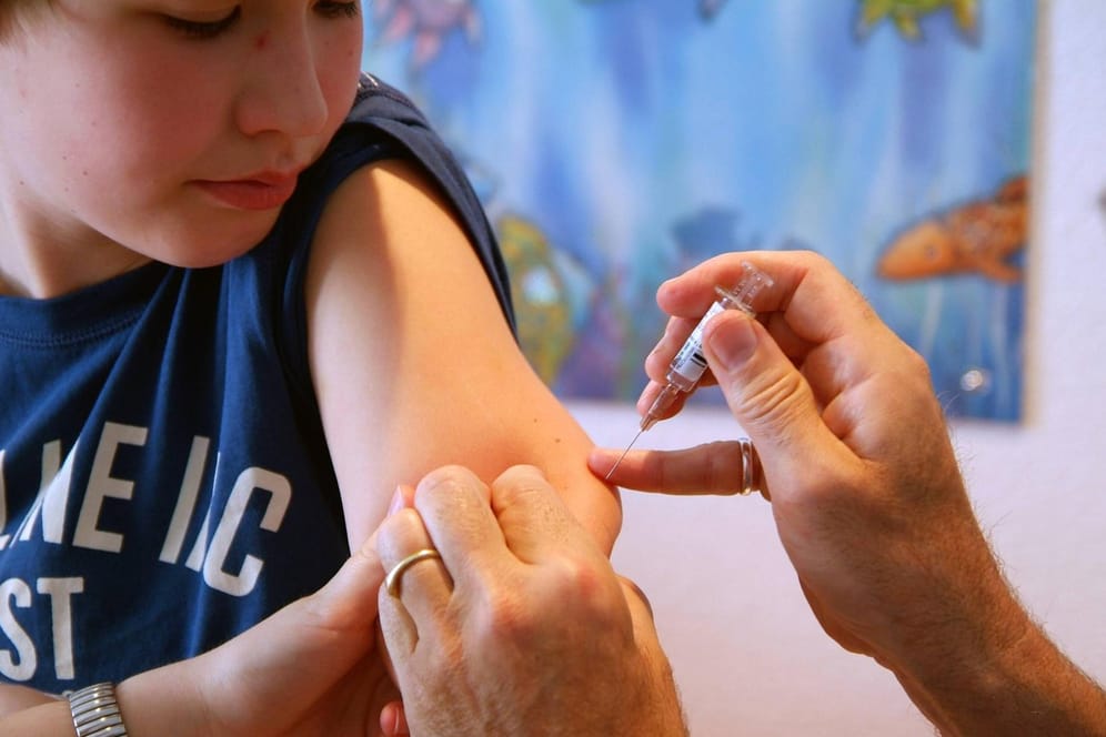 Impfung bei einem Jungen: Die Stiko empfiehlt die Corona-Impfung für 12- bis 17-Jährige mit Vorerkrankungen.