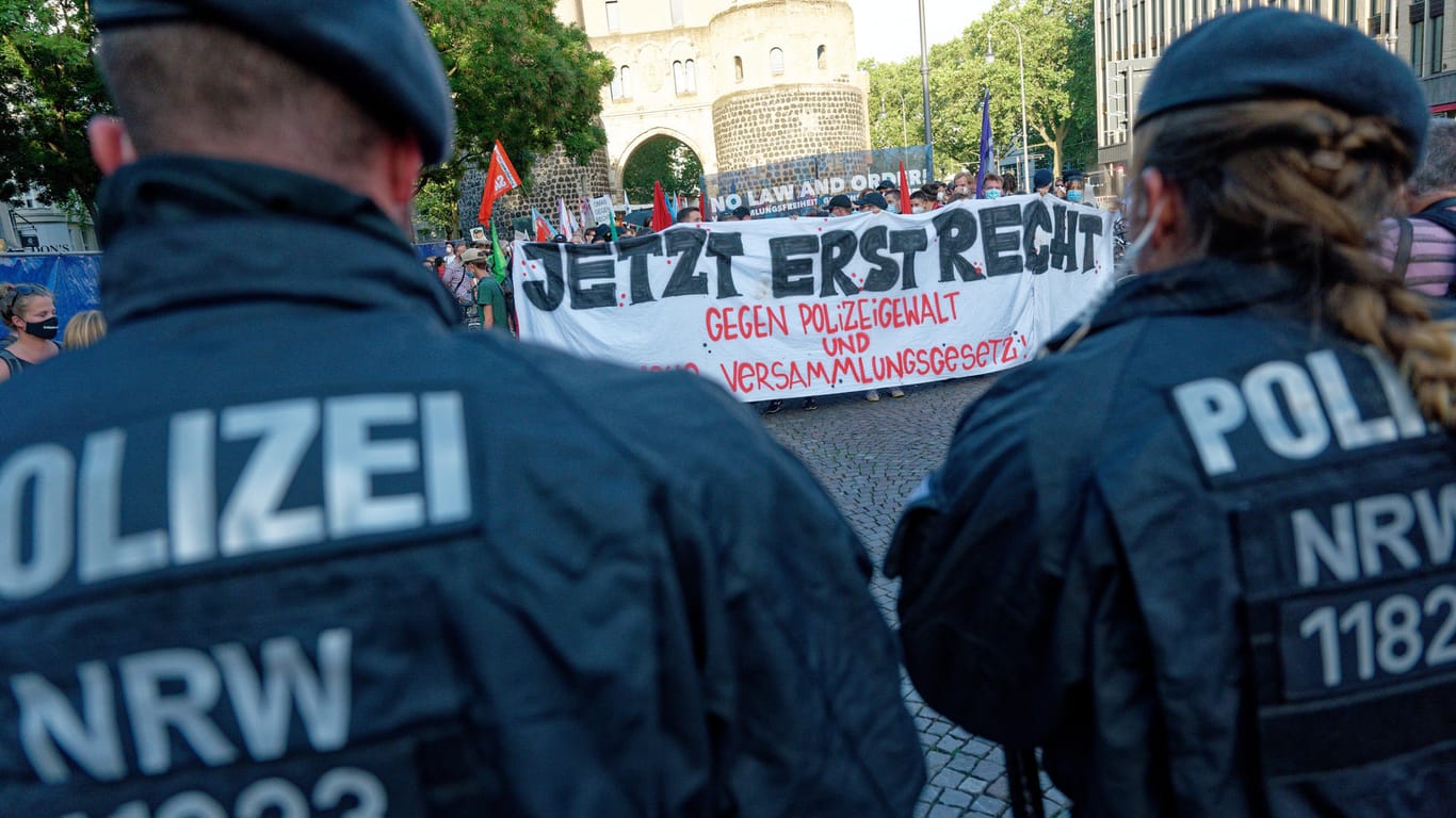 "Jetzt erst recht, gegen Polizeigewalt und Versammlungsgesetz": Teilnehmer der Spontandemonstration gegen das geplante nordrhein-westfälische Versammlungsgesetz in Köln.