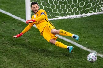 Hugo Lloris beim Elfmeterschießen: Der französische Keeper kann dem Ball nur hinterherschauen.