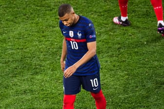 Kylian Mbappé nach seinem verschossenen Elfmeter: Der Franzose war die traurige Hauptfigur aus französischer Sicht.