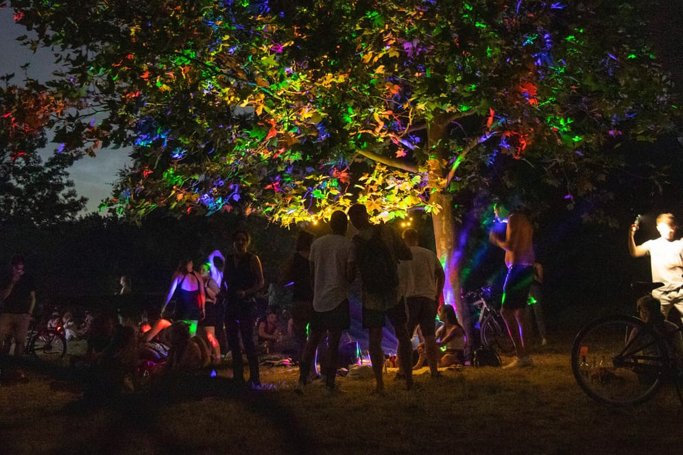Menschen feiern im Volkspark Hasenheide (Archivbild): Regelmäßig rückt die Polizei in der Corona-Pandemie aus, um größere Partys aufzulösen.
