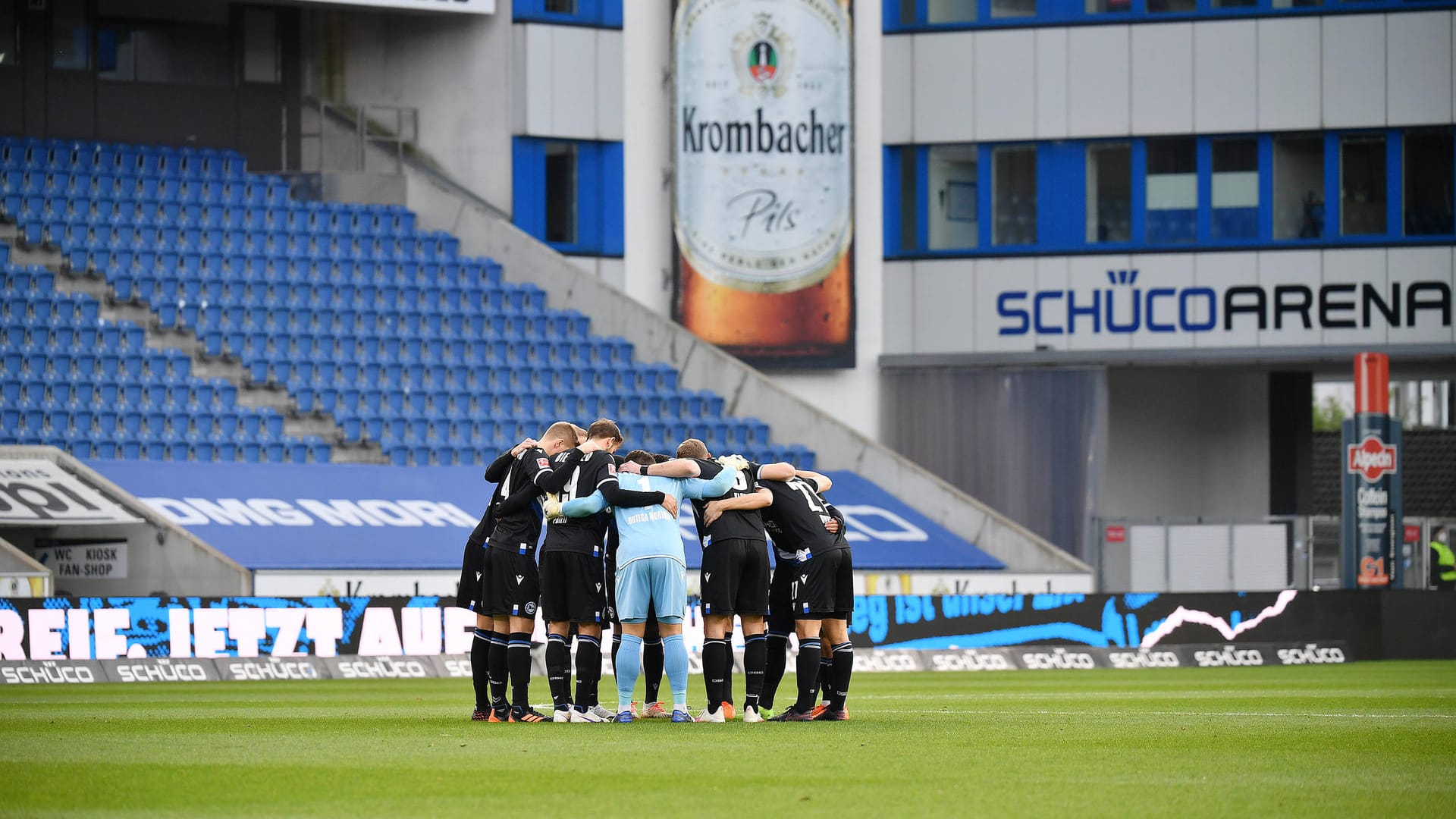 Spieler von Arminia Bielefeld im Stadion (Symbolbild): Der Club hat mit der Corona-Krise zu kämpfen.