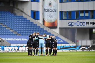 Spieler von Arminia Bielefeld im Stadion (Symbolbild): Der Club hat mit der Corona-Krise zu kämpfen.